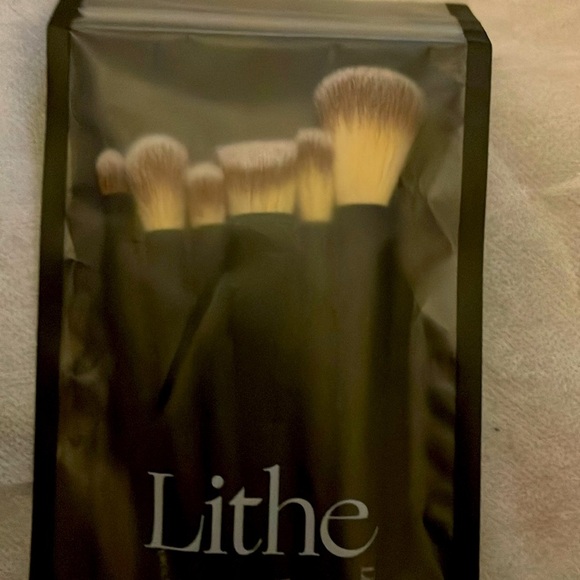 NIB! Lithe makeup brushes! Beauty at its best! - Picture 3 of 5